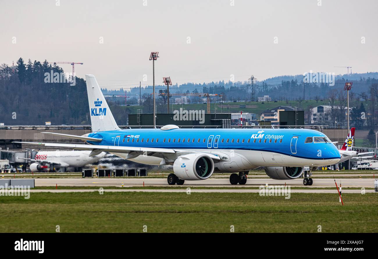 Ein Embraer 195-E2 vom KLM Cityhopper Taxi zur Start- und Landebahn am Flughafen Zürich. Registrierung PH-NXO. (Zürich, Schweiz, 11.03.2024) Stockfoto
