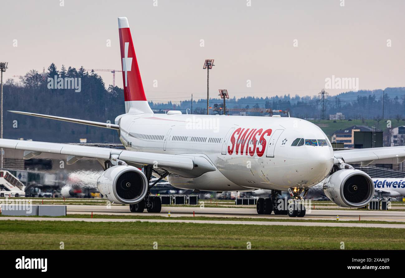 Ein Swiss International Airlines Airbus A330-343X fährt mit dem Taxi zur Start- und Landebahn am Flughafen Zürich. Registrierung HB-JHB. (Zürich, Schweiz, 11.03.2024) Stockfoto