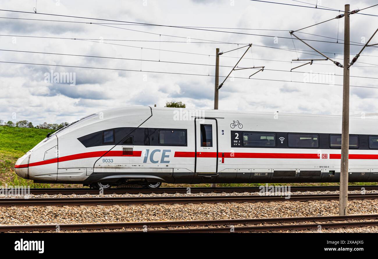 Hebertshausen, 10. April 2024: Eine ICE 4 (DB-Baureihe 412) der Deutschen Bahn auf der Zugstrecke München–Nürnberg. (Foto von Jonas Ph Stockfoto