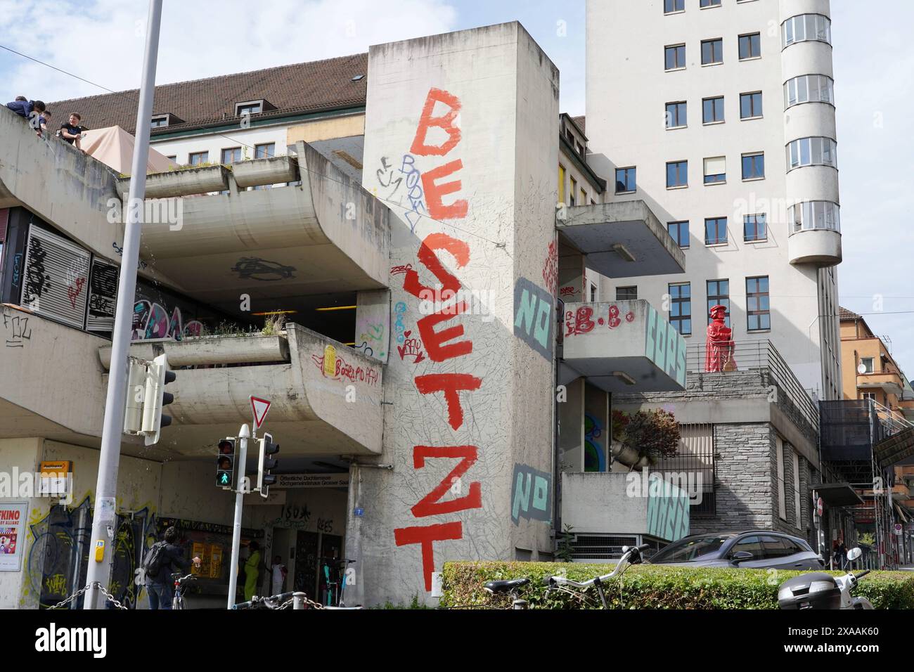 Anton Geisser 05.06.2024 Strafhandlung, Hausfriedensbruch, Zuerich Schweiz Bild . Wohnraum für alle. *** Anton Geisser 05 06 2024 strafrechtliche Handlung, Überschreitung, Zürich Schweiz Bildhauerei für alle Stockfoto