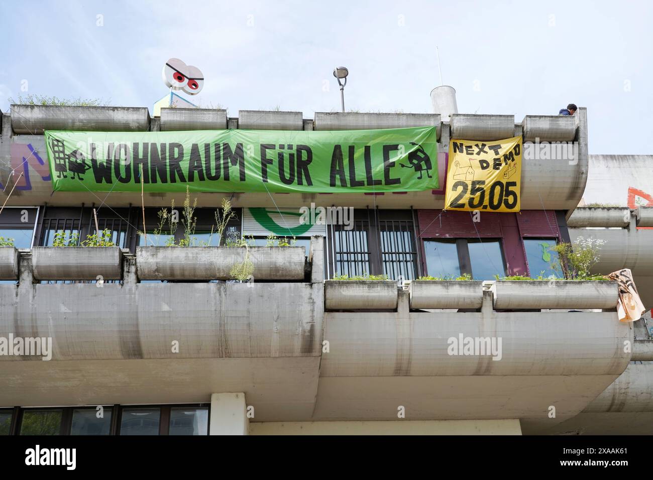 Anton Geisser 05.06.2024 Strafhandlung, Hausfriedensbruch, Zuerich Schweiz Bild . Wohnraum für alle. *** Anton Geisser 05 06 2024 strafrechtliche Handlung, Überschreitung, Zürich Schweiz Bildhauerei für alle Stockfoto
