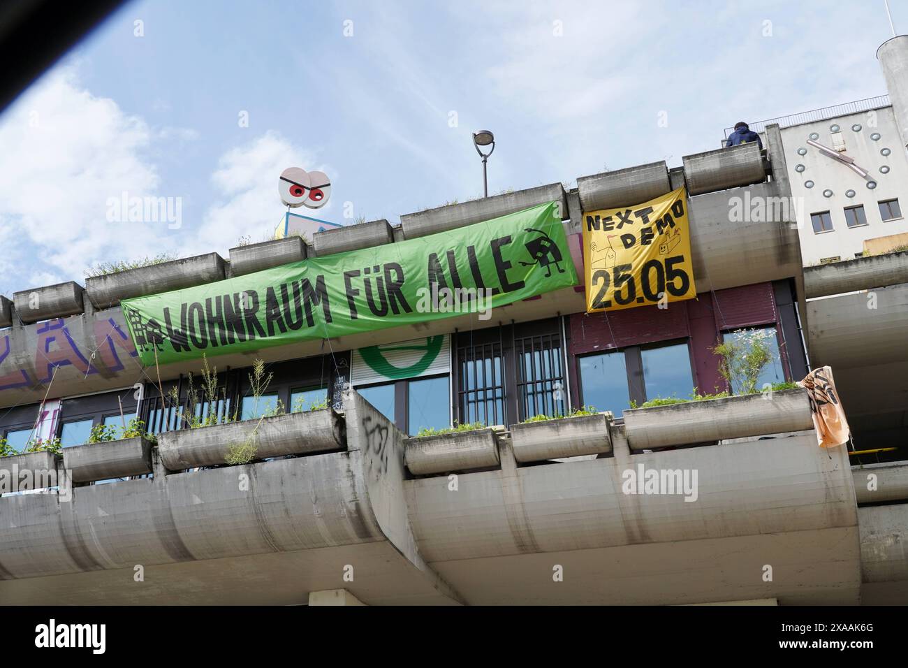 Anton Geisser 05.06.2024 Strafhandlung, Hausfriedensbruch, Zuerich Schweiz Bild . Wohnraum für alle. *** Anton Geisser 05 06 2024 strafrechtliche Handlung, Überschreitung, Zürich Schweiz Bildhauerei für alle Stockfoto