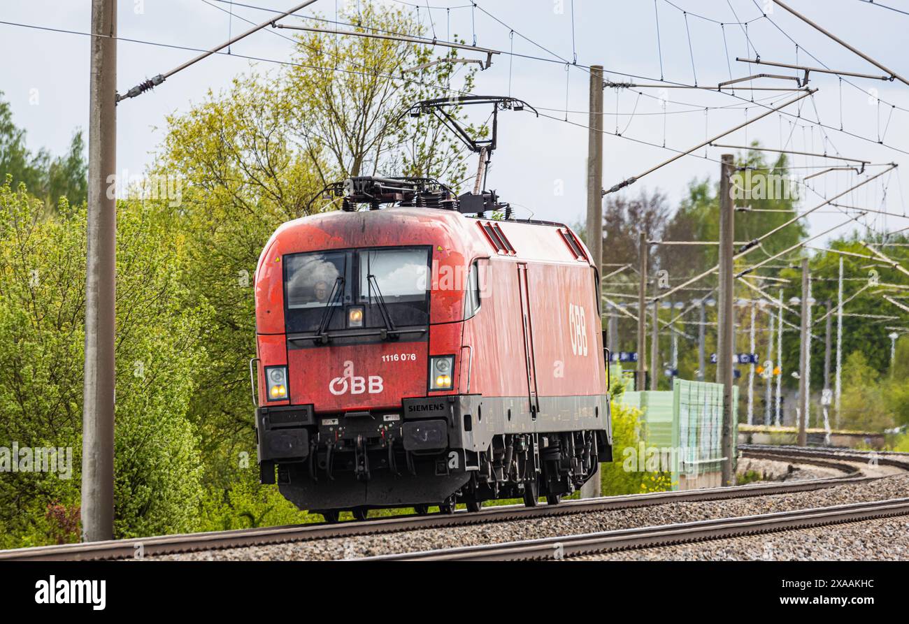 Hebertshausen, 10. April 2024: Eine von Siemens hergestellte Taurus-Lokomotive der Österreichischen Bundesbahnen (ÖBB) fährt von München in Richtung nur Stockfoto