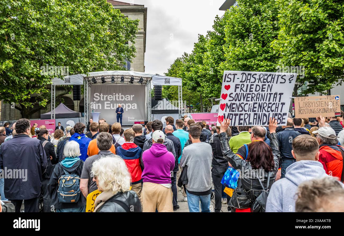 Stuttgart, 3. Juni 2024: Zahlreiche Menschen demonstrierten laut gegen die FDP-Spitzenkandidatin Marie-Agnes Strack-Zimmermann. (Foto von Jonas Phi Stockfoto