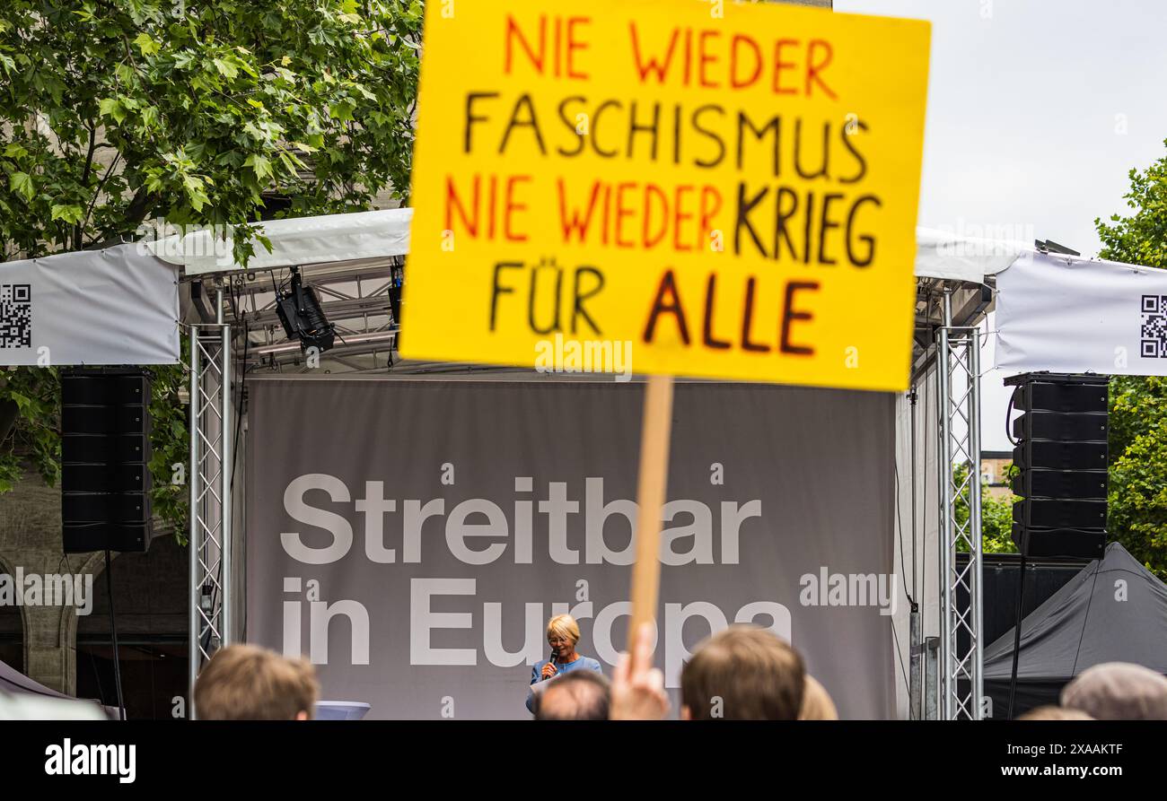 Stuttgart, 3. Juni 2024: Ein Schild lautet: "Nie wieder Faschismus, nie wieder Krieg für alle." Hinter der Bühne steht der Wahlkampf-Slogan Stockfoto