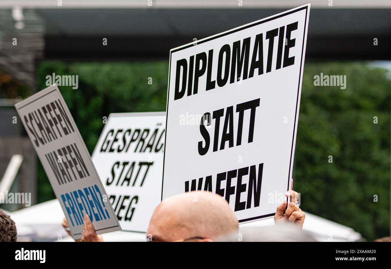 Stuttgart, 3. Juni 2024: Forderungen der Gegner der FDP-Spitzenkandidatin Marie-Agnes Strack-Zimmermann. Der Spitzenkandidat für die 2024 Euro Stockfoto