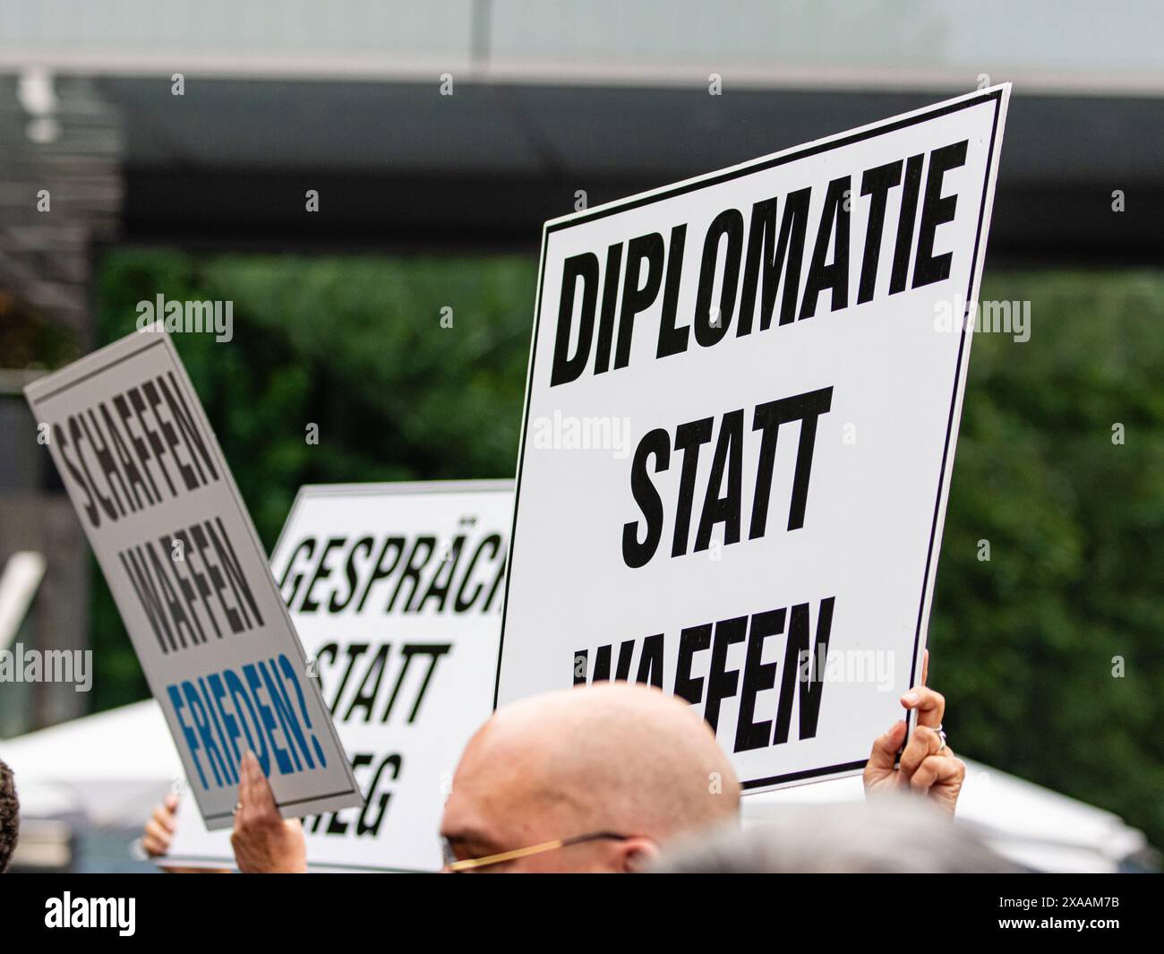 Stuttgart, 3. Juni 2024: Forderungen der Gegner der FDP-Spitzenkandidatin Marie-Agnes Strack-Zimmermann. Der Spitzenkandidat für die 2024 Euro Stockfoto