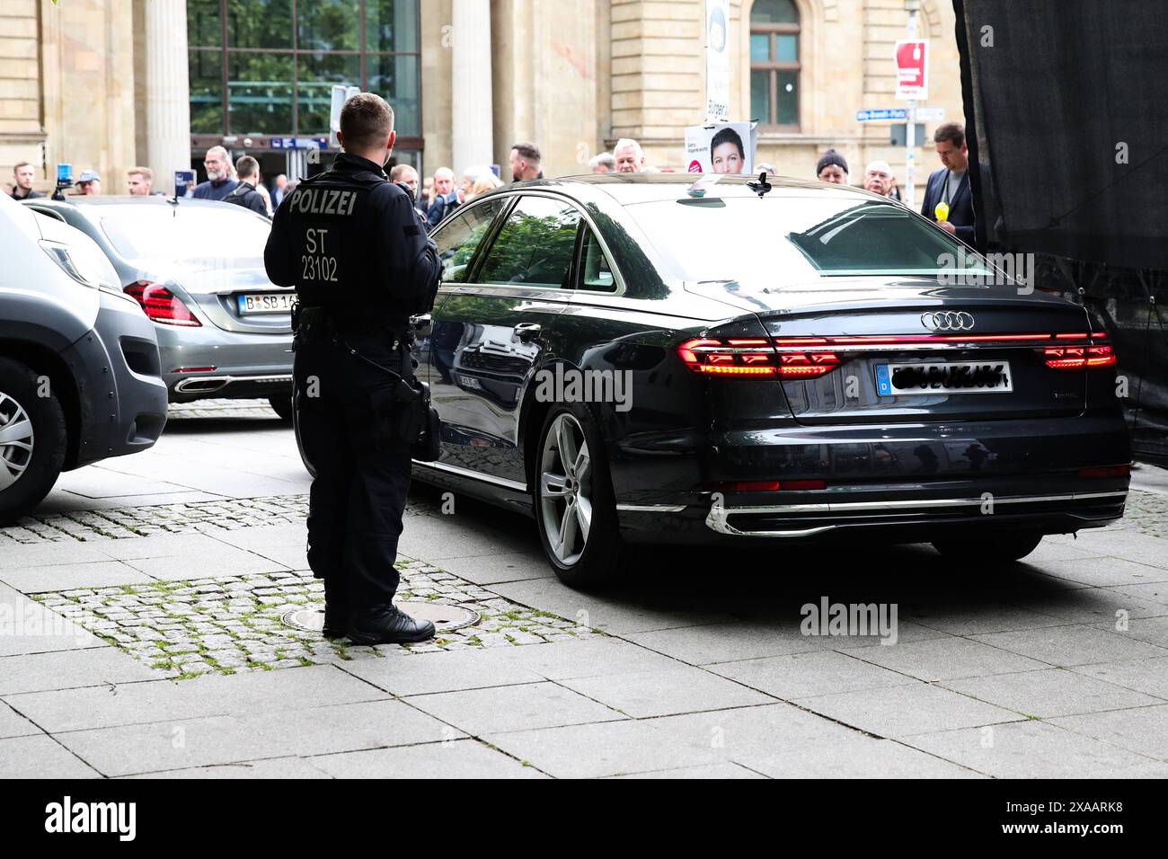Sahra Wagenknecht BSW in ihrem Dienstwagen hinter der Bühne, sie fährt zur nächsten Veranstaltung nach Weimar Thüringen - Wahlkampfveranstaltung mit Sahra Wagenknecht auf dem Willy-Brandt-Platz in Magdeburg Sachsen-Anhalt *** Sahra Wagenknecht BSW in ihrem Dienstwagen hinter der Bühne, Fahrt zur nächsten Veranstaltung in Weimar Thüringen Wahlkampfveranstaltung mit Sahra Wagenknecht am Willy Brandt Platz in Magdeburg Sachsen-Anhalt Stockfoto