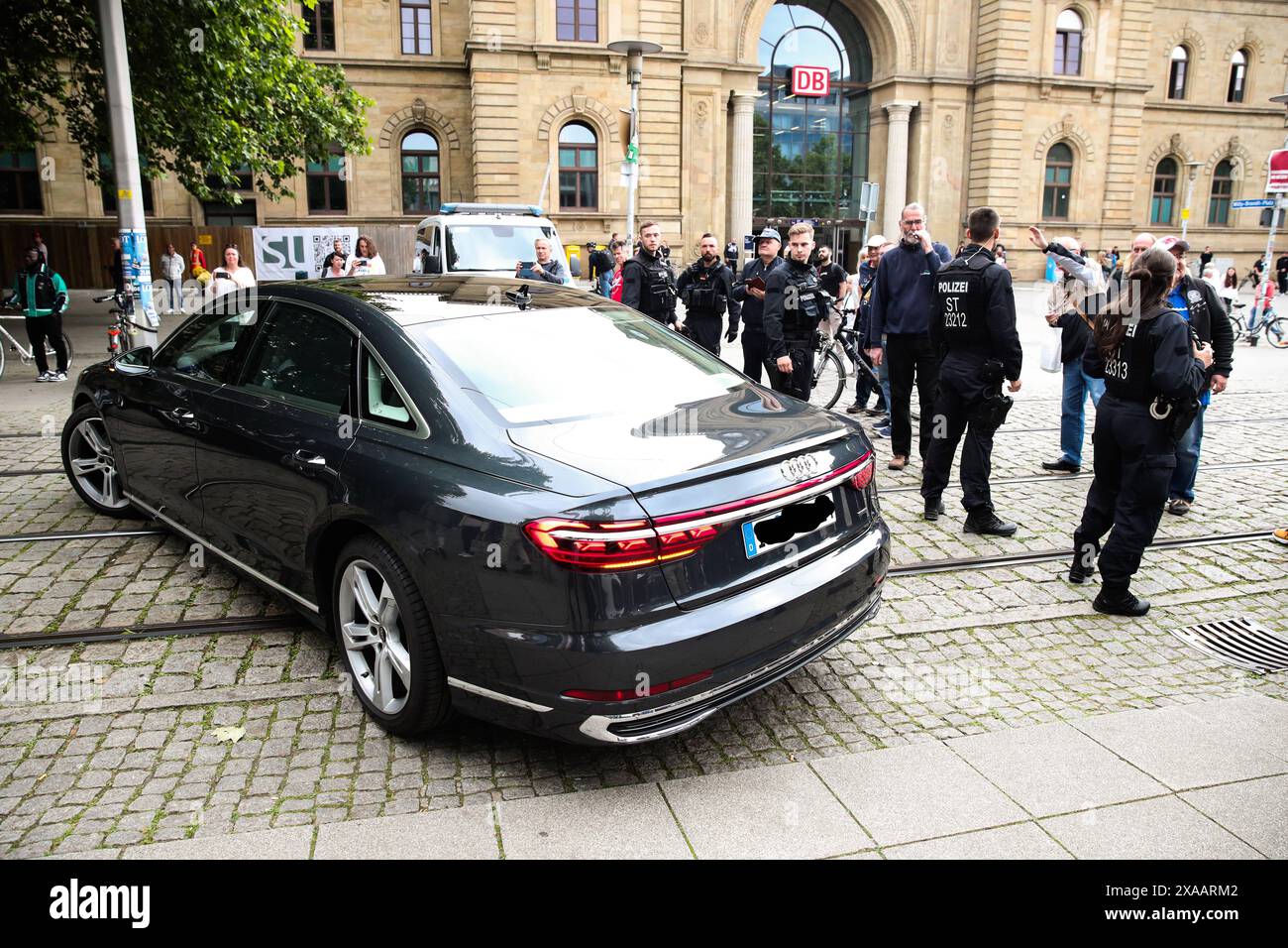 Sahra Wagenknecht BSW in ihrem Dienstwagen hinter der Bühne, sie fährt zur nächsten Veranstaltung nach Weimar Thüringen - Wahlkampfveranstaltung mit Sahra Wagenknecht auf dem Willy-Brandt-Platz in Magdeburg Sachsen-Anhalt *** Sahra Wagenknecht BSW in ihrem Dienstwagen hinter der Bühne, Fahrt zur nächsten Veranstaltung in Weimar Thüringen Wahlkampfveranstaltung mit Sahra Wagenknecht am Willy Brandt Platz in Magdeburg Sachsen-Anhalt Stockfoto