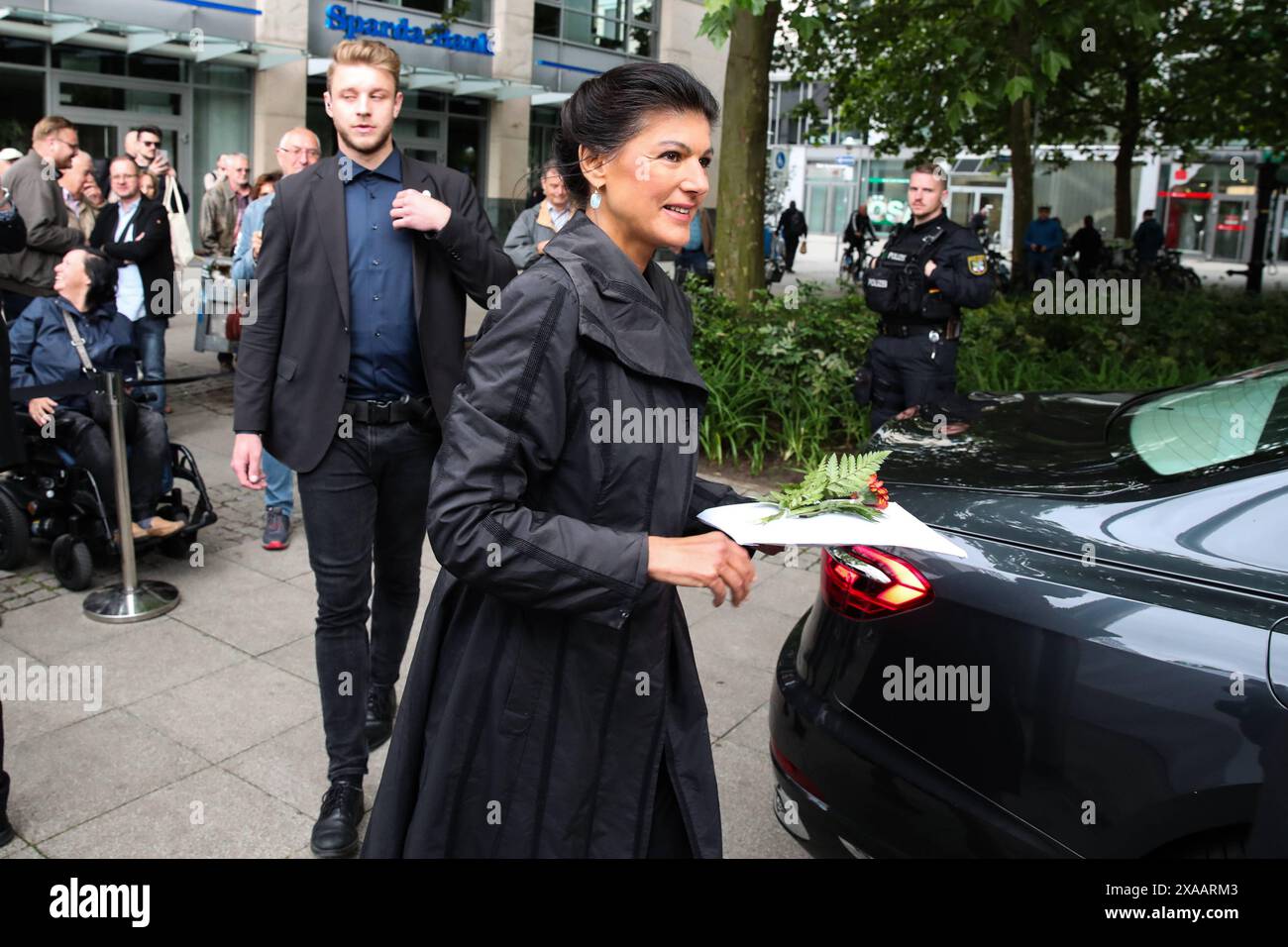 Sahra Wagenknecht BSW geht zu ihrem Dienstwagen hinter der Bühne, sie fährt zur nächsten Veranstaltung nach Weimar Thüringen - Wahlkampfveranstaltung mit Sahra Wagenknecht auf dem Willy-Brandt-Platz in Magdeburg Sachsen-Anhalt *** Sahra Wagenknecht BSW geht zu ihrem offiziellen Auto hinter der Bühne, Sie fährt zum nächsten Wahlkampf-Event in Weimar Thüringen mit Sahra Wagenknecht am Willy Brandt Platz in Magdeburg Sachsen-Anhalt Stockfoto