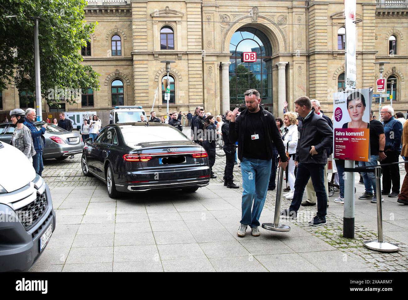 Sahra Wagenknecht BSW in ihrem Dienstwagen hinter der Bühne, sie fährt zur nächsten Veranstaltung nach Weimar Thüringen - Wahlkampfveranstaltung mit Sahra Wagenknecht auf dem Willy-Brandt-Platz in Magdeburg Sachsen-Anhalt *** Sahra Wagenknecht BSW in ihrem Dienstwagen hinter der Bühne, Fahrt zur nächsten Veranstaltung in Weimar Thüringen Wahlkampfveranstaltung mit Sahra Wagenknecht am Willy Brandt Platz in Magdeburg Sachsen-Anhalt Stockfoto