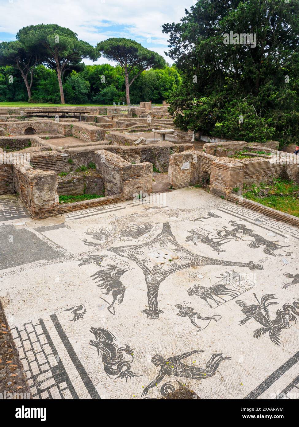 Terme dei Cisiarii – diese Bäder wurden in der ersten Hälfte des 2. Jahrhunderts n. Chr. erbaut und gehörten vermutlich zur Gilde der Cisiarii (Kutschfahrer). - Archäologischer Park von Ostia antica, Rom, Italien Stockfoto