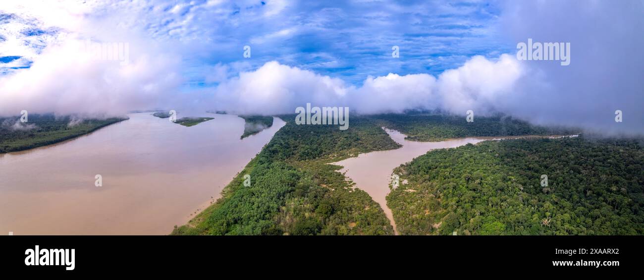 Wunderschöner Blick aus der Vogelperspektive auf den Amazonas-Regenwald, den größten tropischen Wald der Welt. Madeira Fluss Wasser und Waldbäume Landschaft in der Sommerdämmerung. Stockfoto