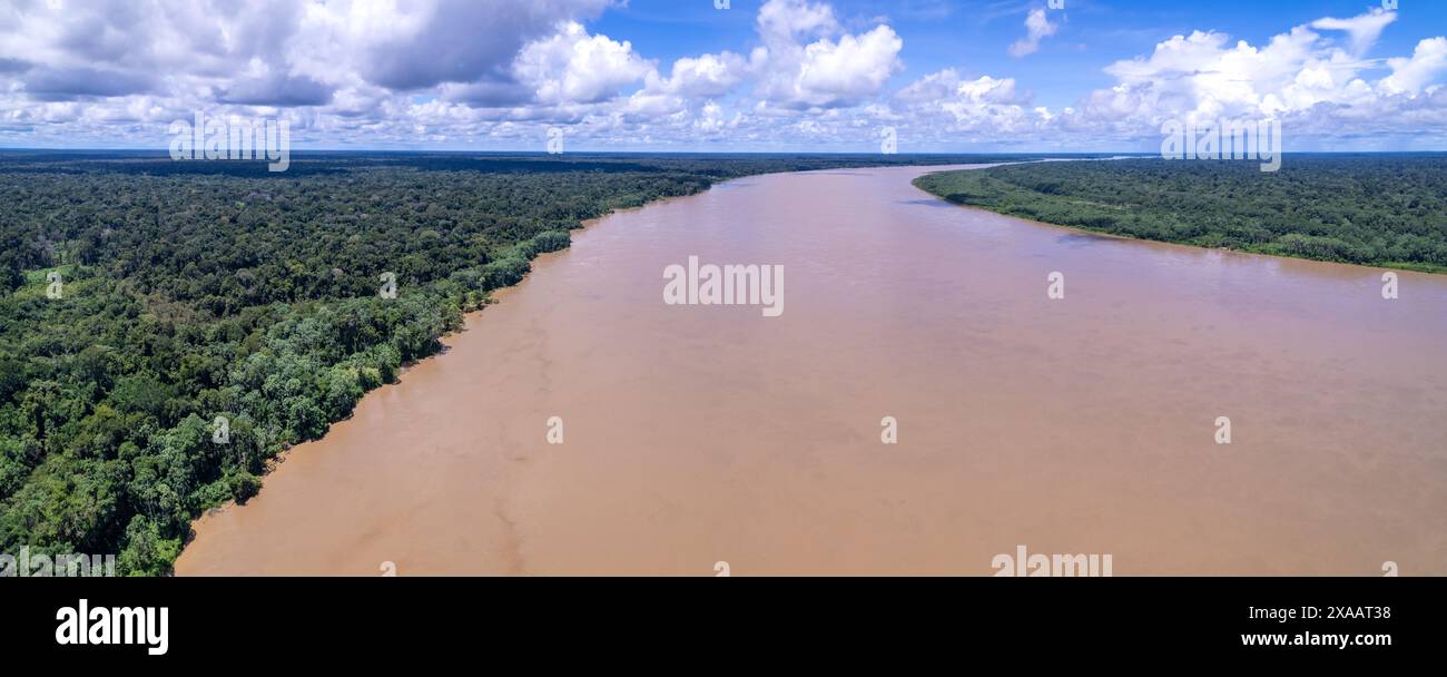 Wunderschöner Blick aus der Vogelperspektive auf den Amazonas-Regenwald, den größten tropischen Wald der Welt. Madeira Fluss Wasser und Waldbäume Landschaft in der Sommerdämmerung. Stockfoto