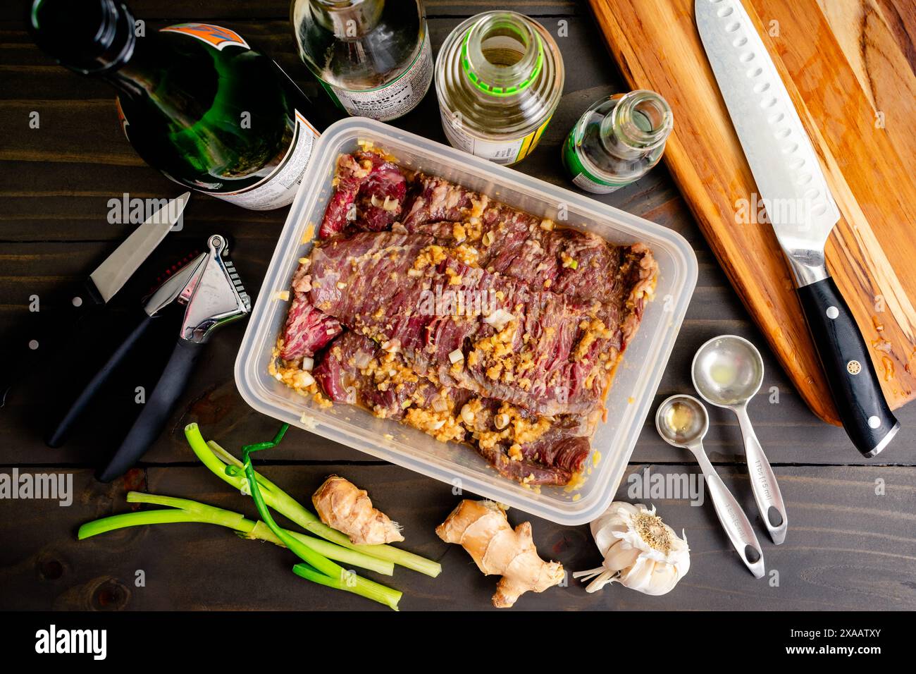 Marinierendes Rock Steak in Ingwer Knoblauch Marinade: Marinierendes Rock Steak in Ingwer, Knoblauch, Sojasauce, Sesamöl, Sake, und Reisessig Stockfoto