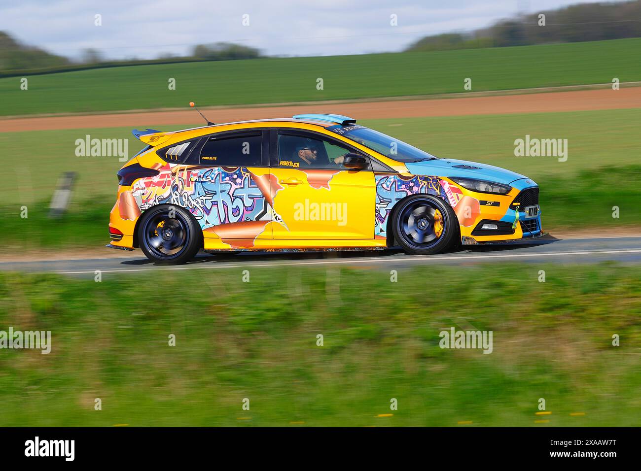 Ford Focus auf einer Landstraße auf dem Weg zu einer Ford Car Show in North Yorkshire, Großbritannien Stockfoto