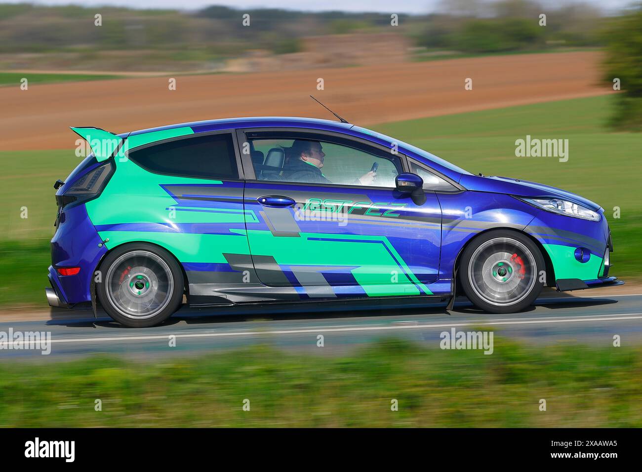 Ford Focus auf einer Landstraße auf dem Weg zu einer Ford Car Show in North Yorkshire, Großbritannien Stockfoto