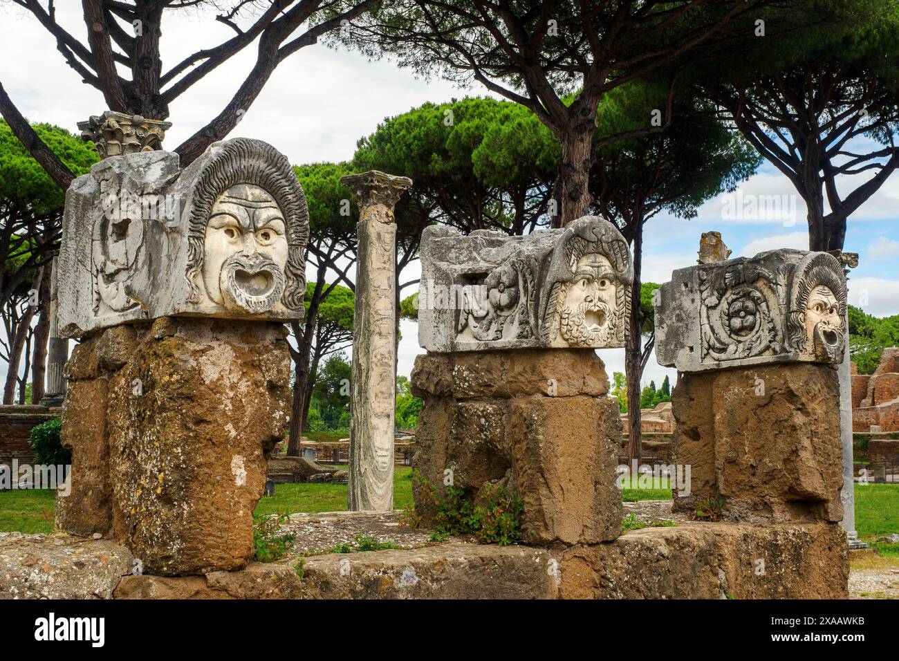 Antike Theatersteinmasken im römischen Theater im Archäologischen Park von Ostia antica, Rom, Italien Stockfoto