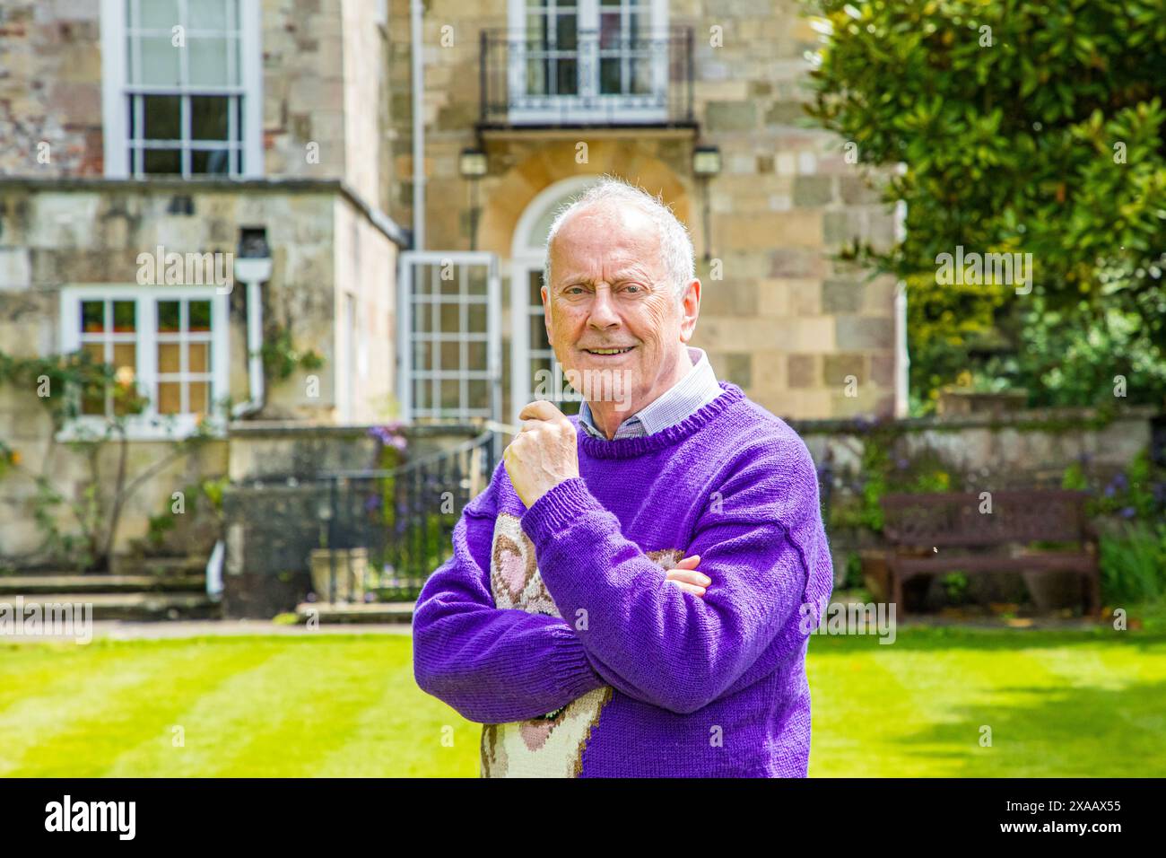 Aufnahmen von Gyles Brandreth in voller Länge, die im Garten von Arundells, Salisbury, stehen. Stockfoto