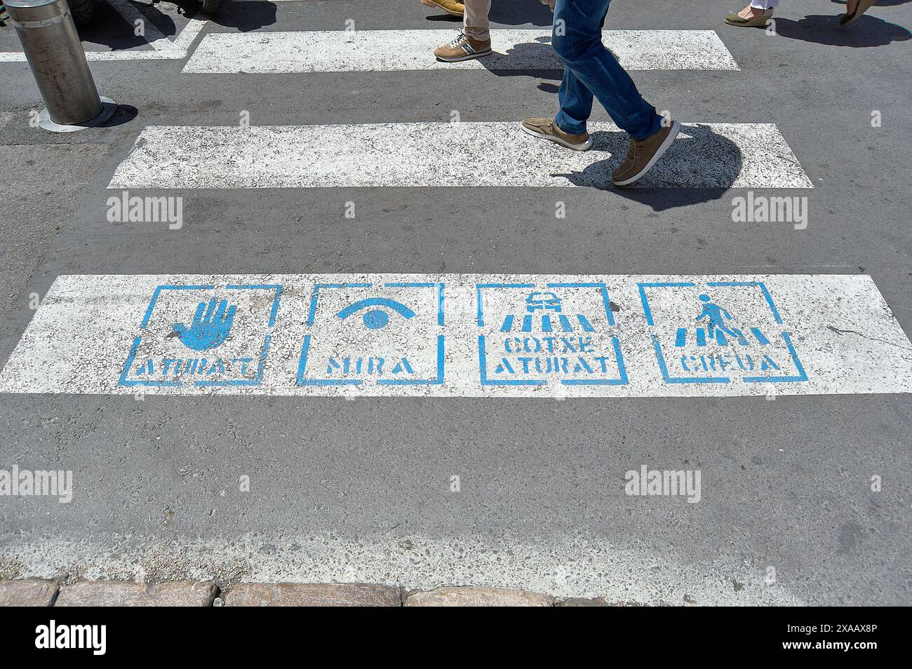 Sitges, Barcelona, Spanien-05. Juni 2024: Bild der Zebraüberquerung mit Bildsymbolen zur korrekten Überquerung und zur Förderung der Straßenverkehrssicherheit in der Stadt. Stockfoto