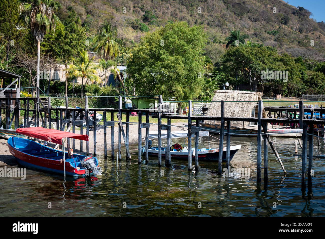 Boote und Holzpier am Lake Coatepeque, in der Nähe von Santa Ana, El Salvador Stockfoto