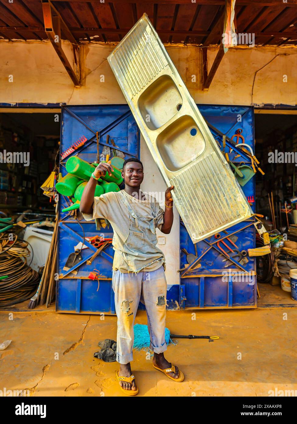 Ein Mann, der ein ganzes Waschbecken hält, Wau, Western Bahr el Ghazal, Südsudan, Stockfoto