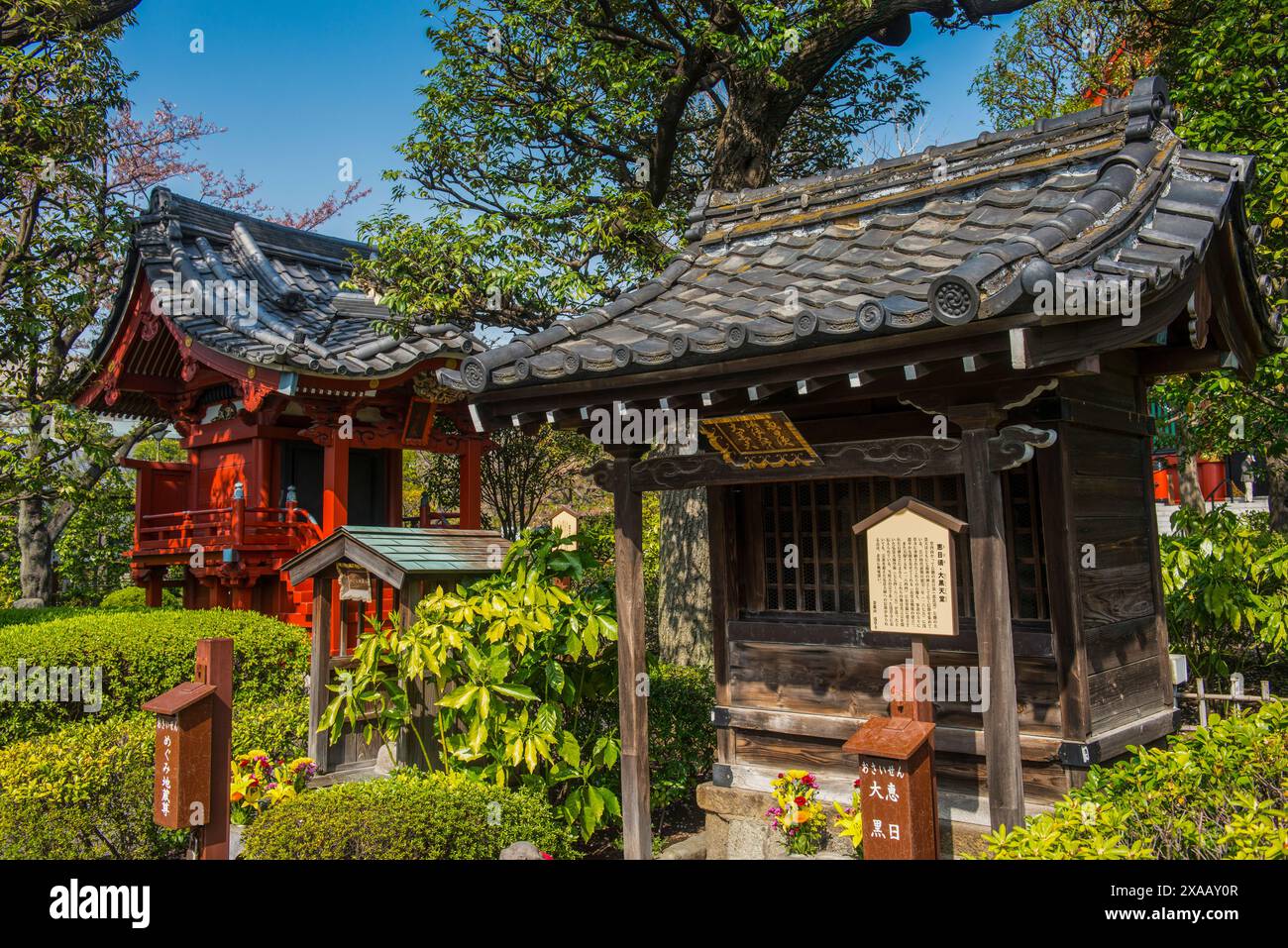 Kleiner Schrein im Senso-JI-Tempel, Asakusa, Tokio, Honshu, Japan, Asien Stockfoto