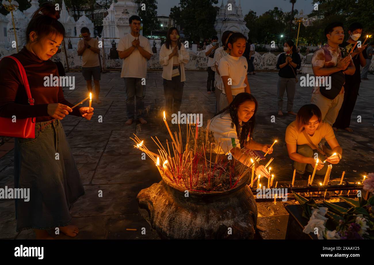 Einheimische feiern das Magha Puja Vollmondfestival im Tempel Wat Suan Dok Lanna in Chiang Mai, Thailand, Südostasien, Asien Stockfoto