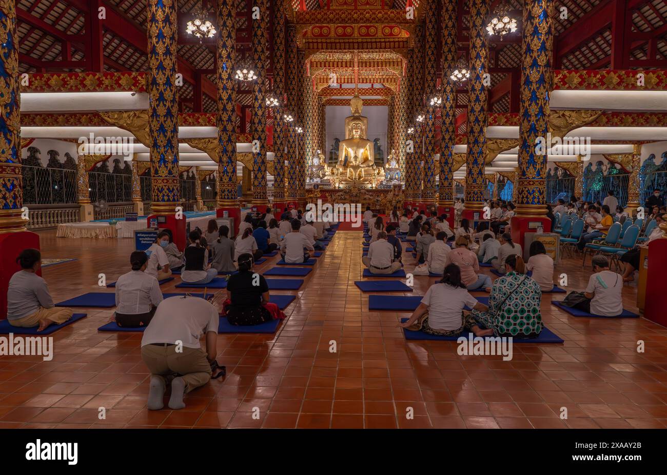 Einheimische feiern das Magha Puja Vollmondfestival im Tempel Wat Suan Dok Lanna in Chiang Mai, Thailand, Südostasien, Asien Stockfoto