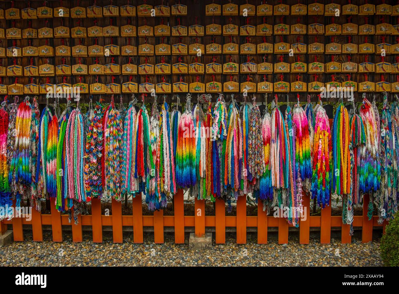 Bunte Gebetsbänder an den endlosen Roten Toren von Kyoto Fushimi Inari, Kyoto, Honshu, Japan und Asien Stockfoto