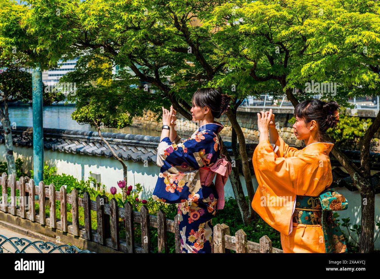 Traditionell gekleidete Frauen in Dejima, einer von Männern geschaffenen Insel im Hafen von Nagasaki, Kyushu, Japan, Asien Stockfoto