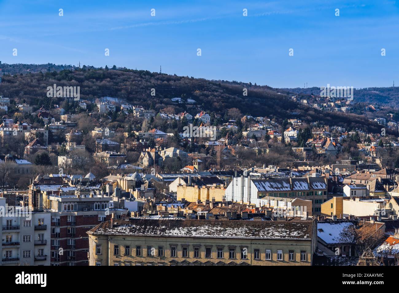 Panoramablick mit Hügelhäusern im Winter mit schmelzendem Schnee auf Dächern, Budapest, Ungarn, Europa Stockfoto