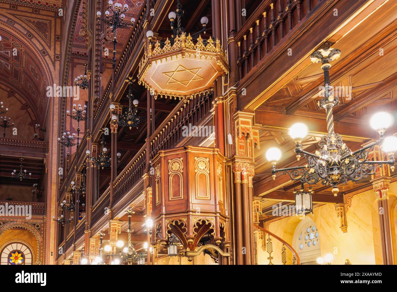 Flacher Innenblick auf die beleuchtete Dohany Street Synagoge (Dohany utcai Zsinagoga) mit dem jüdischen Stern Davids-Symbol, Budapest, Ungarn Stockfoto