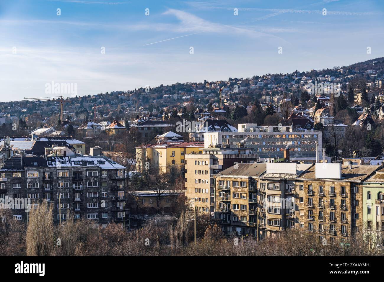 Panoramablick mit Hügelhäusern im Winter mit schmelzendem Schnee auf Dächern, Budapest, Ungarn, Europa Stockfoto