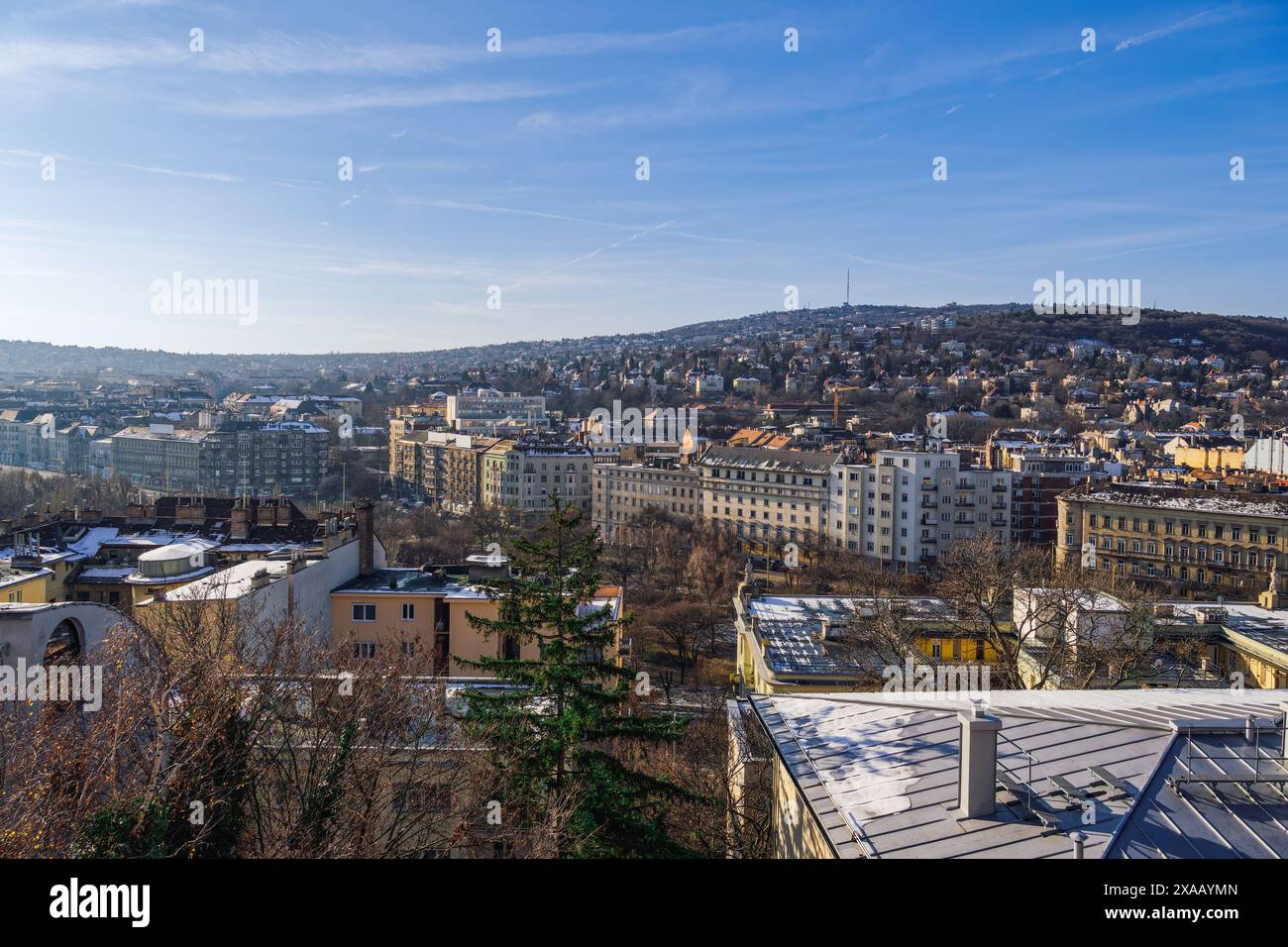 Panoramablick mit Hügelhäusern im Winter mit schmelzendem Schnee auf Dächern, Budapest, Ungarn, Europa Stockfoto