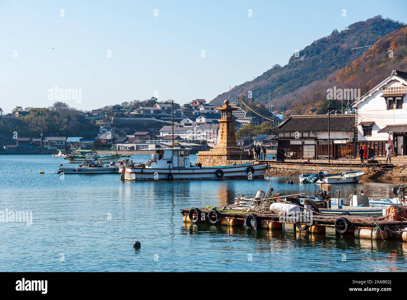 Blick auf den kleinen Fischerhafen von Tomonoura mit dem berühmten Steinfeuer und dem blauen Wasser, Tomonoura, Honshu, Japan, Asien Stockfoto