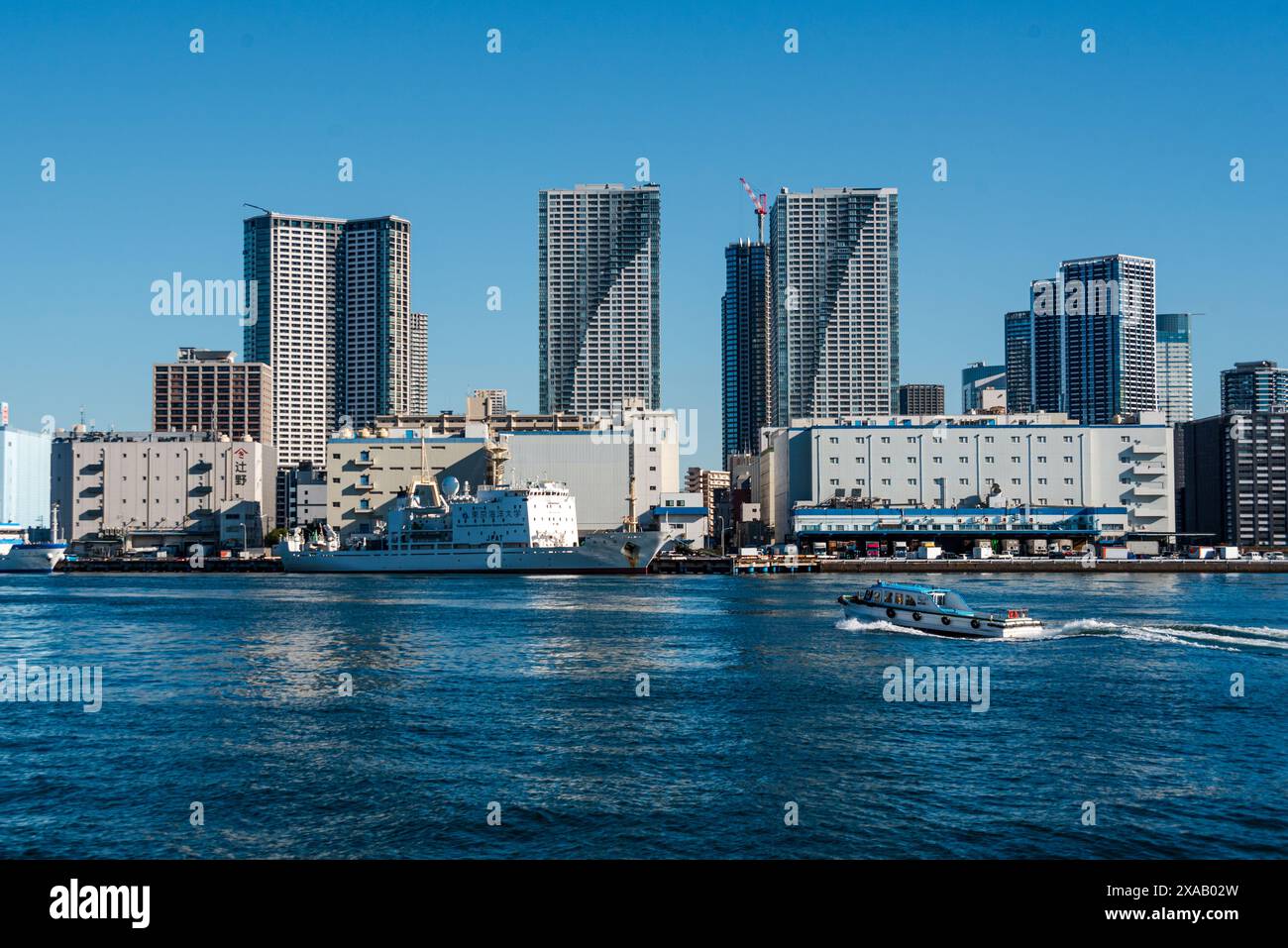 Motorboot vor den Wolkenkratzern der Skyline von Tokio, Uferpromenade im Bezirk Habor of Harumi, Tokio, Honshu, Japan, Asien Stockfoto