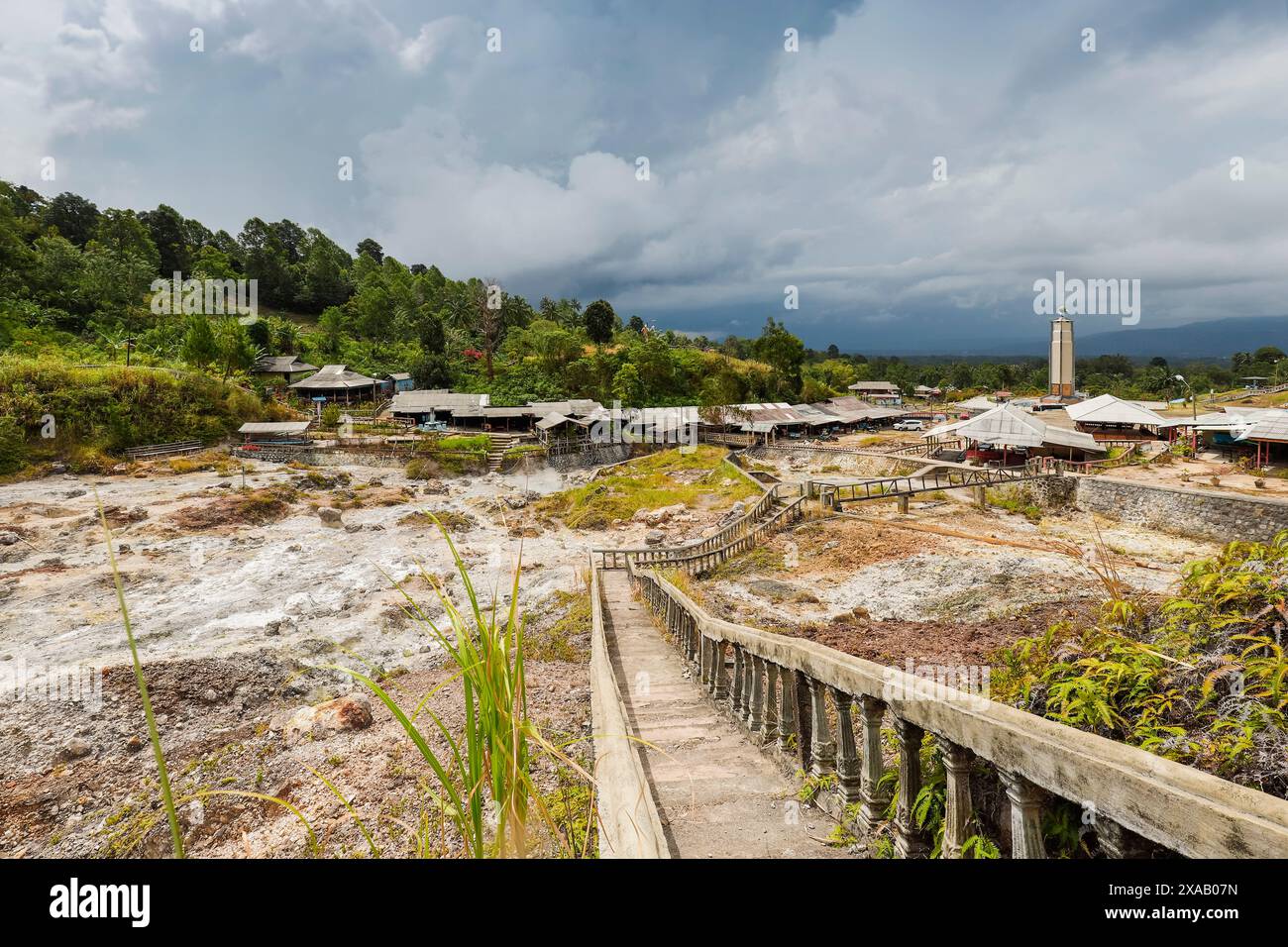 Das dampfende vulkanische Fumarole-Feld, Geschäfte und Cafés in Bukit Kasih, einem Touristenpark mit Friedensturm und Gotteshäusern, Bukit Kasih Stockfoto