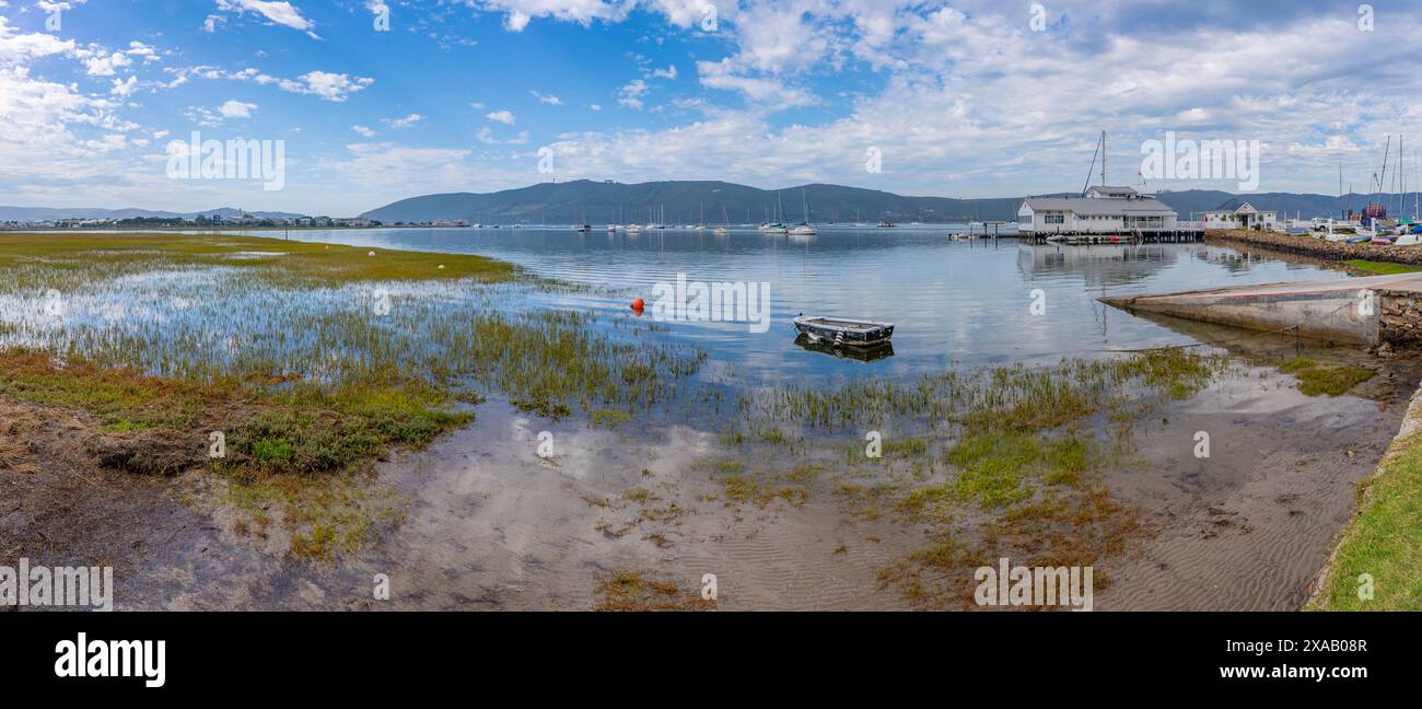 Blick auf Yachten und Knysna Yacht Club mit Featherbed Nature Reserve im Hintergrund, Knysna, Garden Route, Western Cape, Südafrika, Afrika Stockfoto