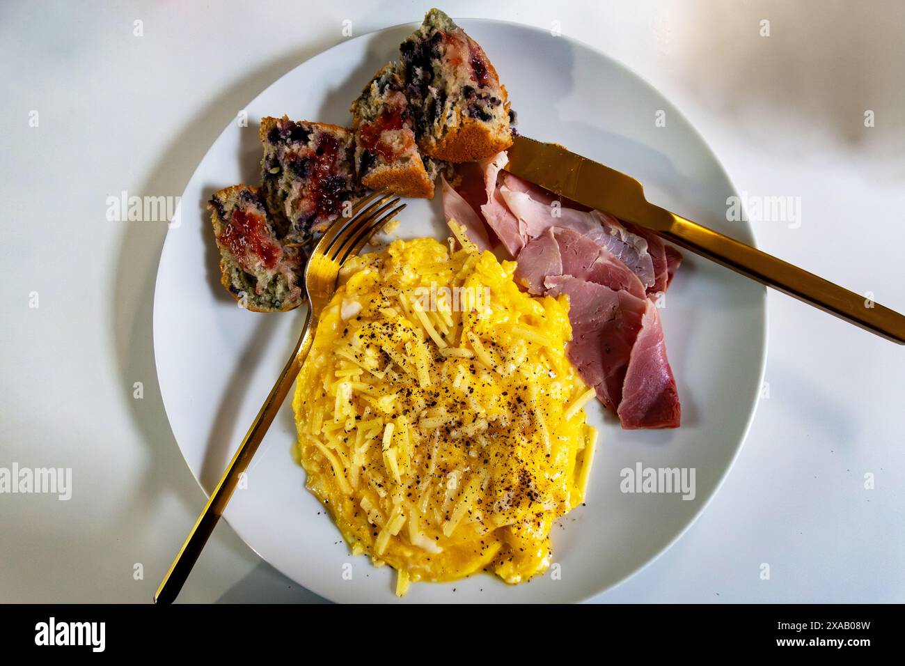 Rührei, Schinken, Heidelbeermuffin und Cheddar-Käse Stockfoto