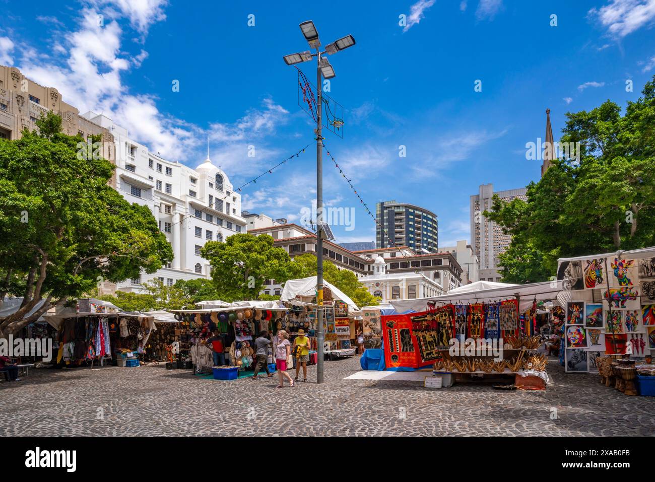 Blick auf farbenfrohe Souvenirstände am Greenmarket Square, Kapstadt, Westkap, Südafrika, Afrika Stockfoto