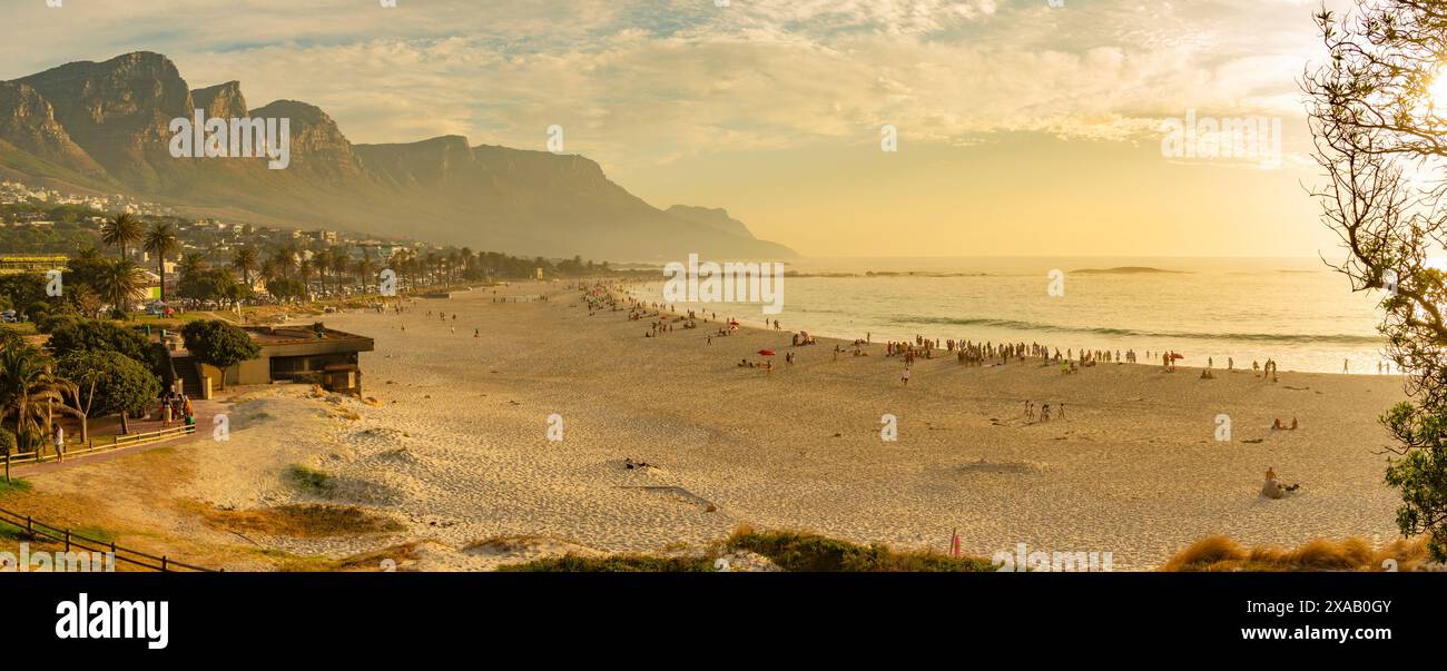Blick auf Camps Beach, Camps Bay, Kapstadt, Westkap, Südafrika, Afrika Stockfoto