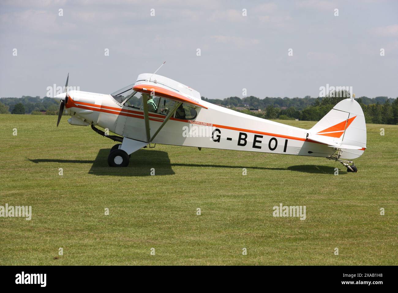 Ein Piper Super Cub, der als Segelschlepper benutzt wird, hier auf einem privaten Flugplatz in West Sussex zu sehen ist Stockfoto