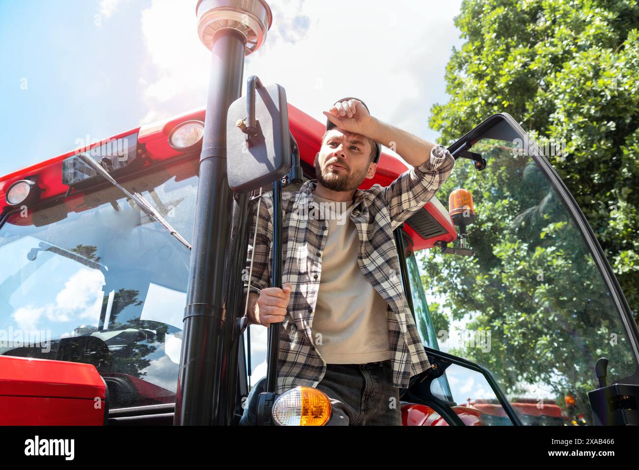 Porträt des man-landwirtschaftlichen Traktorfahrers auf dem Land. Stockfoto