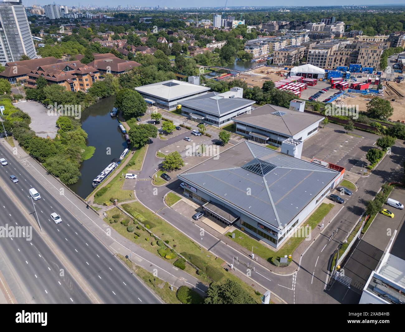 Aus der Vogelperspektive des Brentside Park, Great West Road, Brentford, Großbritannien. Stockfoto