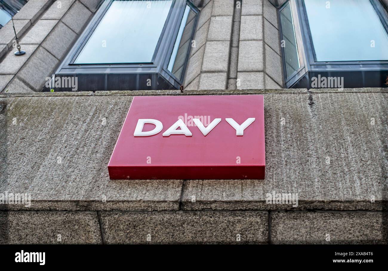 Beschilderung für Davy Stockbrokers in Dawson Street, Dublin, Irland. Stockfoto