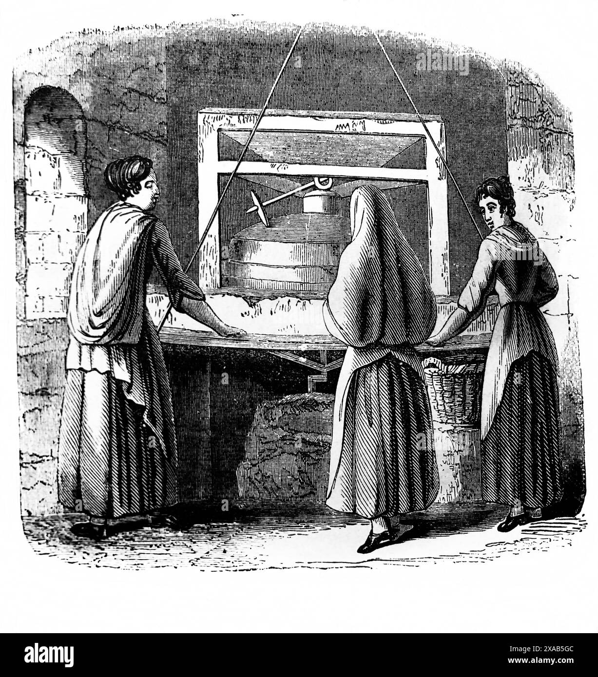 Holzgravierung von sizilianischen Frauen, die in einer Mühle aus der Antike des 19. Jahrhunderts schleifen, illustrierte Familienbibel Stockfoto