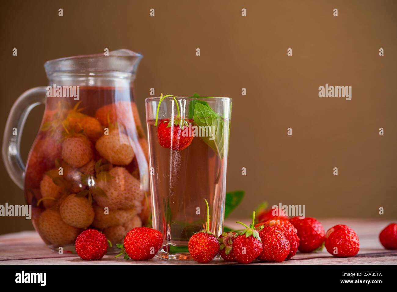 Süßes erfrischendes Beerenkompott aus Reifen Erdbeeren in einer Karaffe. Stockfoto