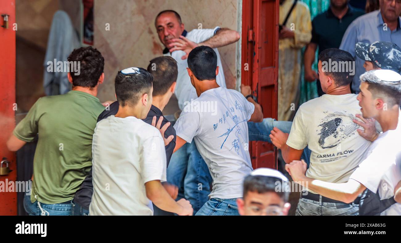 Jerusalem, Israel. Am 5. Juni 2024 schlugen sich Israelis (mit dem Rücken zur Kamera) und Palästinenser (mit Blick auf die Kamera) in der Altstadt Jerusalems in der Nähe des Damaskus-Tores aufeinander. Quelle: Yoram Biberman/Alamy Live News. Stockfoto