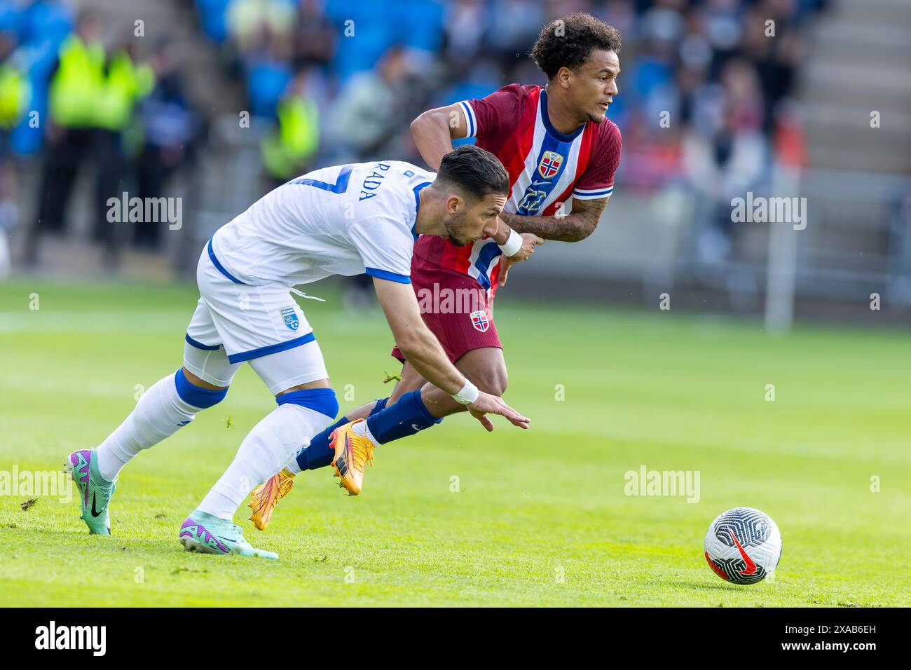 Oslo, Norwegen 05. Juni 2024 Oscar Bobb von Norwegen spielt für Manchester City und manövriert den Ball während des internationalen Fußballspiels zwischen Norwegen und Kosovo im Ullevaal Stadion in Oslo, Norwegen Stockfoto